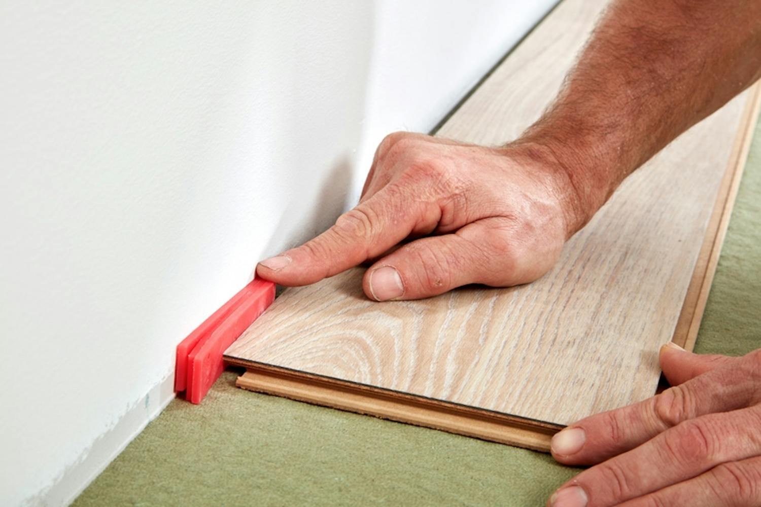 Pitääkö lattialaudat asentaa kiinni seinään? Pitääkö lattialaudat asentaa kiinni seinään?